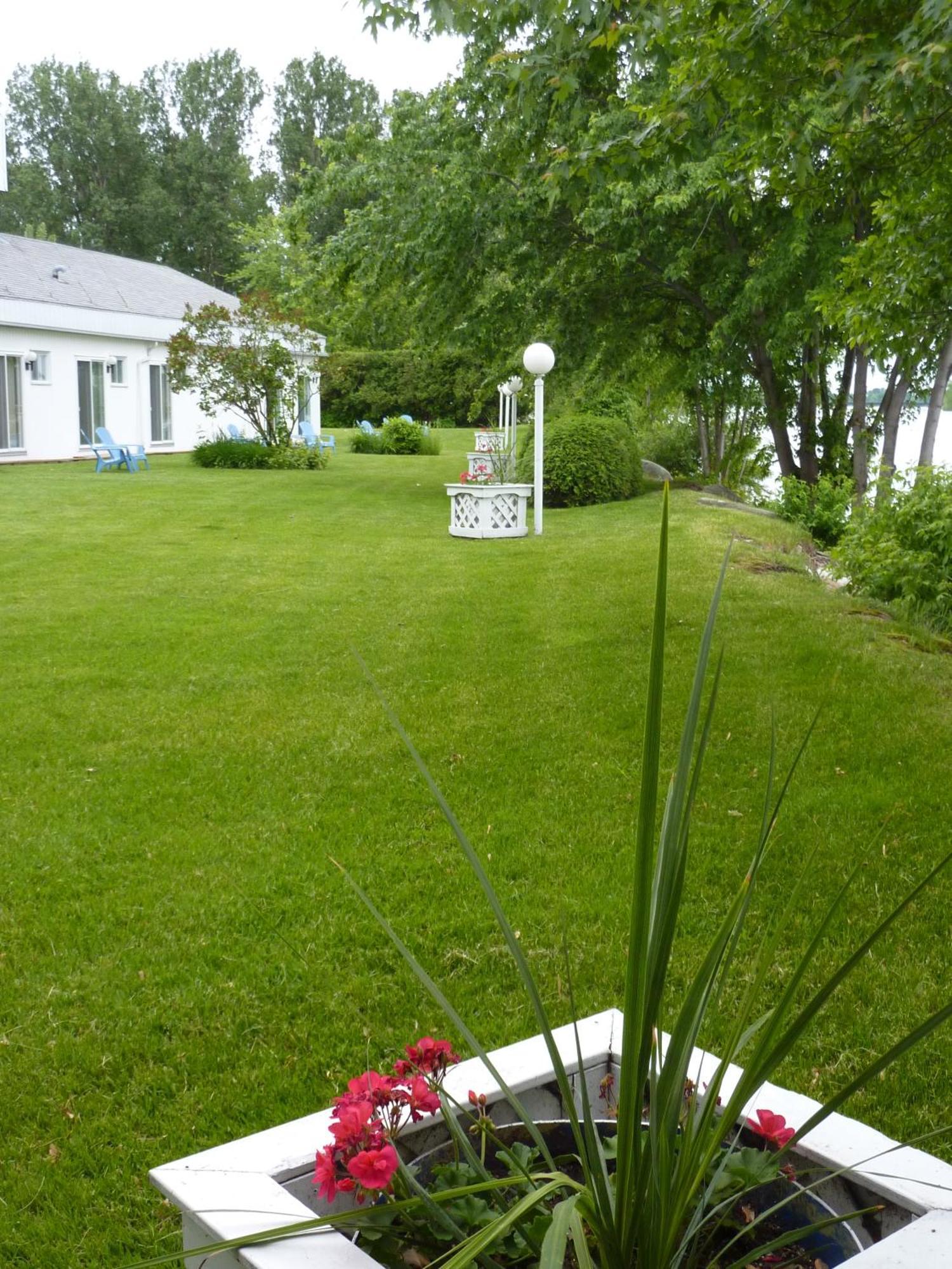 Motel Belle Riviere Saint-Jean-sur-Richelieu Kültér fotó
